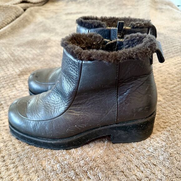 UGG Brooklyn Women's Black Leather Sheepskin Lined Boots Size 8 - Picture 4 of 8